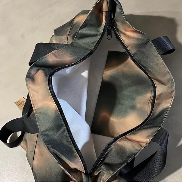 PINK NWT Large Weekender Tote in Camouflage - Picture 5 of 7